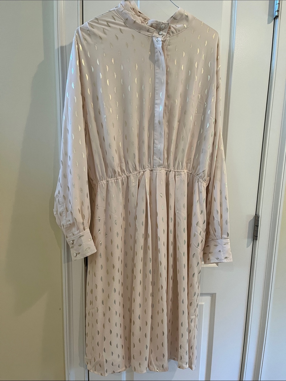 WUKOGals Cream/Blush midi dress size XXL, gold shimmer pattern, long sleeve